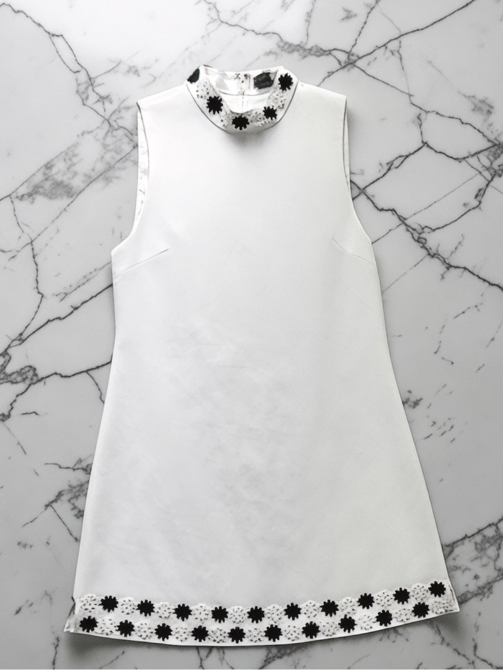 Alice + Olivia Classics White Sleeveless Shift with 3-D Flower Trim Size 6